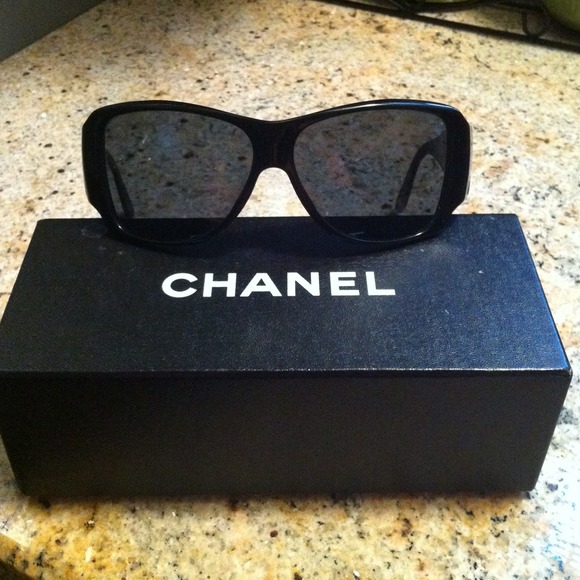 CHANEL Accessories - Reduced 🎉🎉Host Pick  12/4 🎉🎉 Chanel sunglasses
