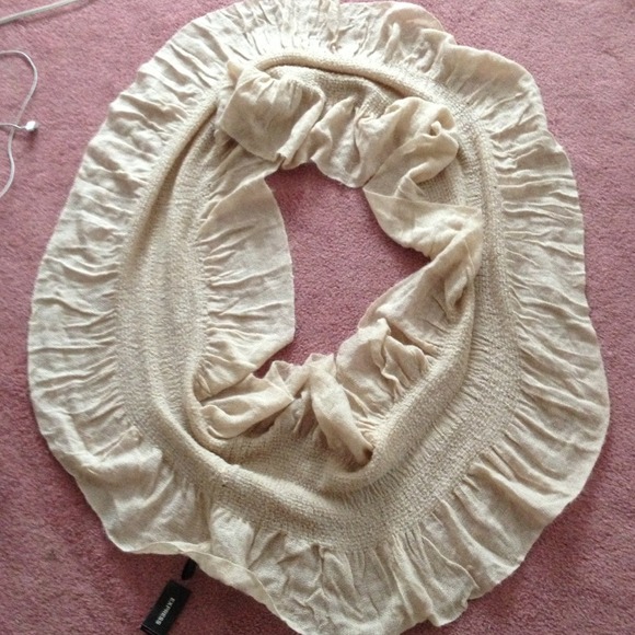 Express Scarf - Picture 2 of 3