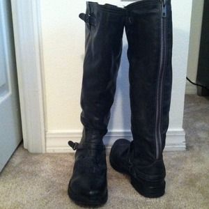 Boots size 81/2 but fits size 9!!