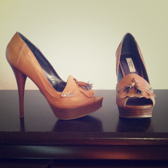 Vera Wang Shoes - Peep toe pumps   🌟Reduced🌟