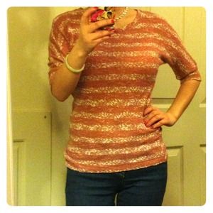 very cute strip light top! Middle length sleeves