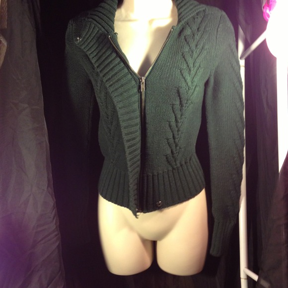 Emerald green cable-knit fitted sweater