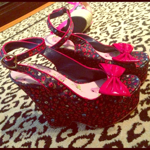 ✋ TRADED @vintageblonde79 Betsey Johnson Wedges