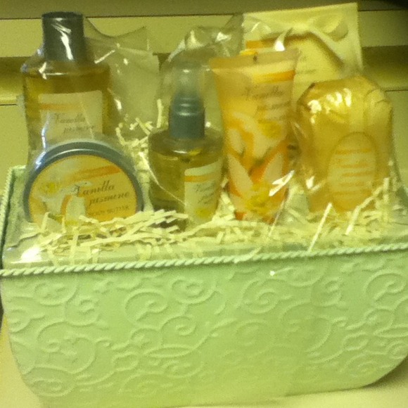 🔒SOLD🔒Vanilla Jasmine Cosmetic Body Basket - Picture 1 of 1
