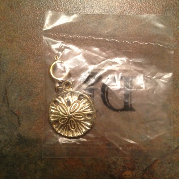 🚫Sold🚫Gold tone sand dollar charm