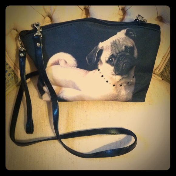Love Pugs! So do I! With or without shoulder strap