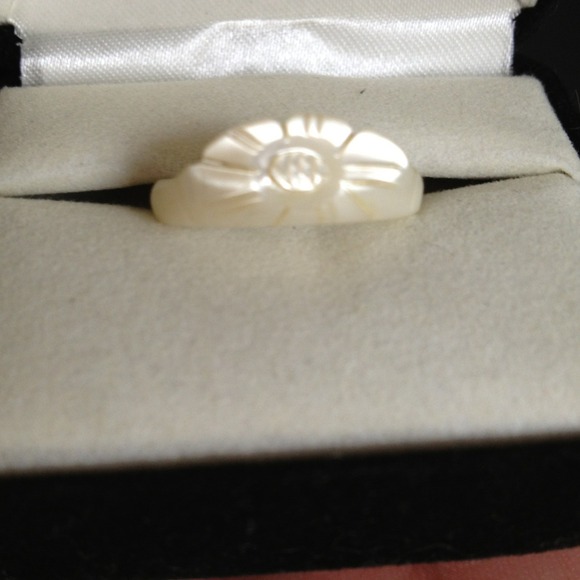 Beautiful solid *Mother of Pearl Ring*Size 5-6