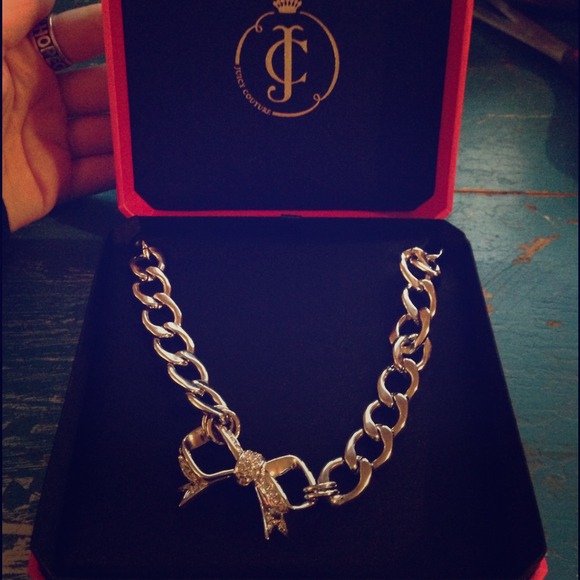 Juicy couture sliver chain bow neckless!!