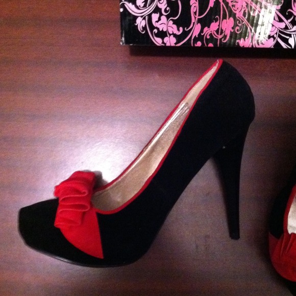 Black stilettos NWOT - Picture 3 of 3