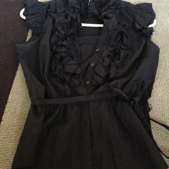 🎁SOLD🎉Ruffled v neck blk sleeveless blouse - Picture 2 of 2