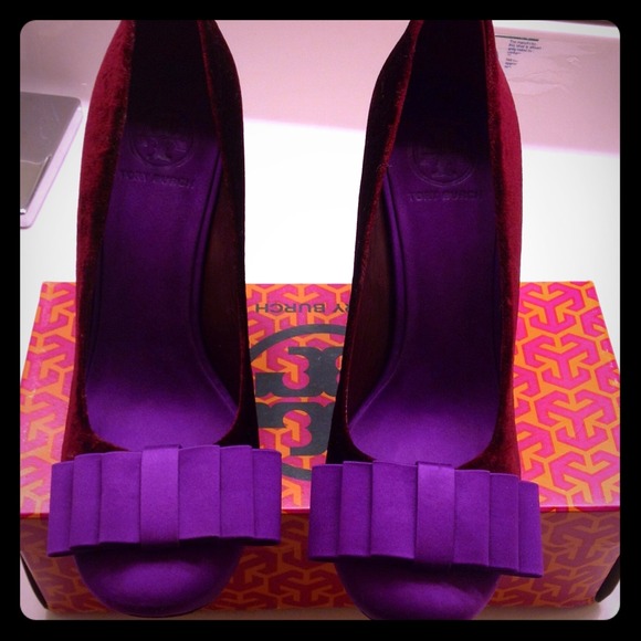 Tory Burch Round Toe Bow Pumps