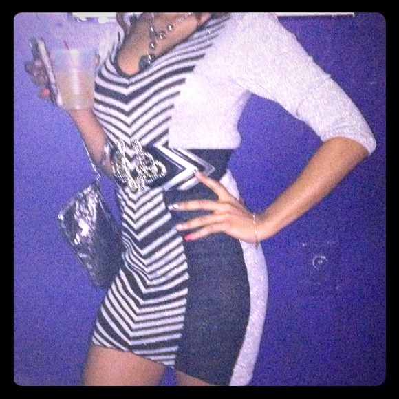 V striped silver and black sweater dress 💋