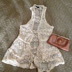 **SOLD BNDLD** Super cute lace vest
