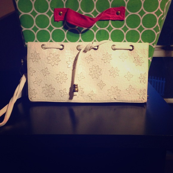 Jessica Simpson white wristlet clutch!