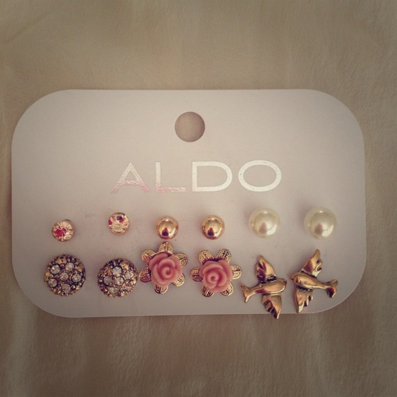 **SOLD** 6 pairs of earrings