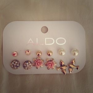 **SOLD** 6 pairs of earrings