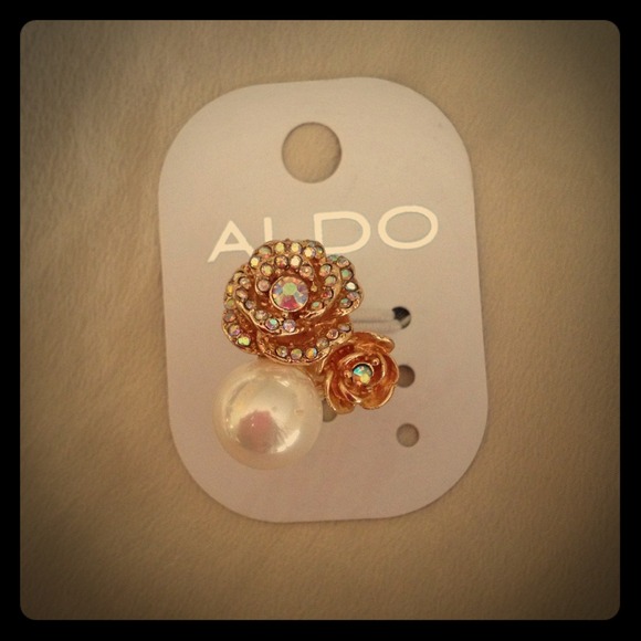 **SOLD in BNDL**Cute gold and pearl ring