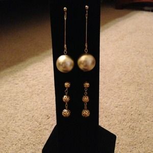 💋SOLD💋 2 pair of goldtone earrings.