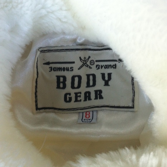 FAUX FUR AND SATIN FANCY WHITE SHALL SIZE 8 ⛄⛄ - Picture 2 of 3