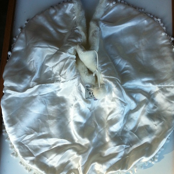 FAUX FUR AND SATIN FANCY WHITE SHALL SIZE 8 ⛄⛄ - Picture 3 of 3