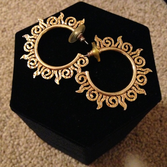💥SOLD💥Beautiful goldtone starburst hoops.