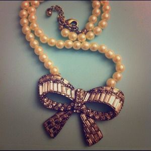 Pearl and Gem bow necklace