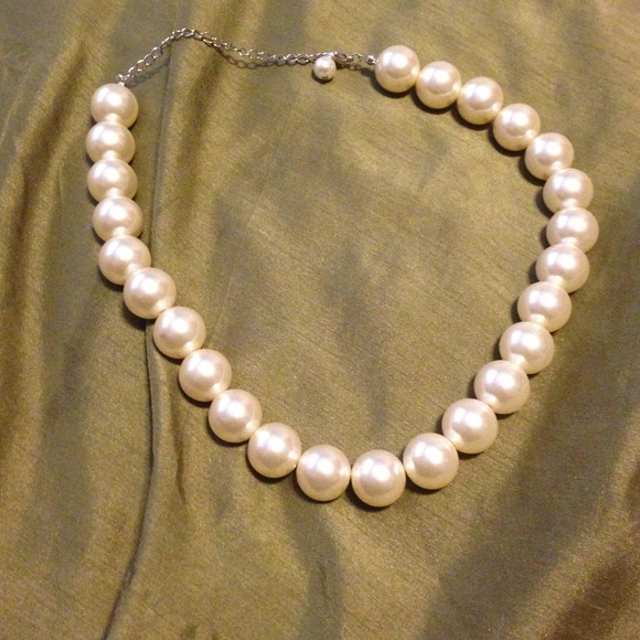 Big pearl necklace