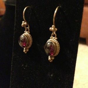 💥SOLD💥 Nice garnet earrings.
