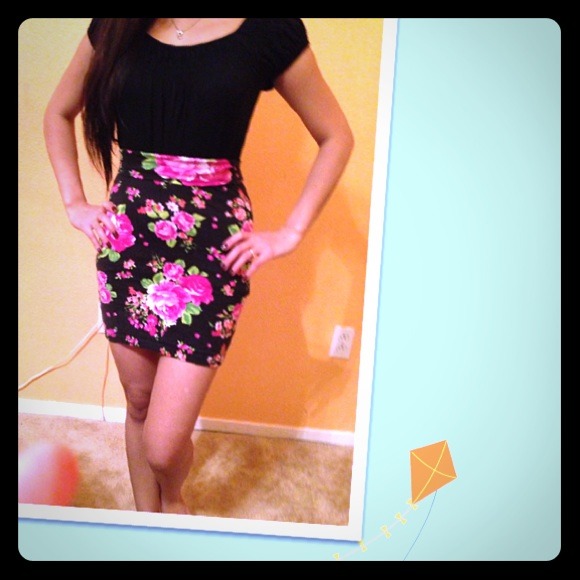 Beautiful floral skirt- forever 21 price reduced!!