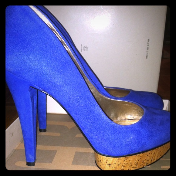 *Reduced*BCBG Cobalt heels LIKE NEW