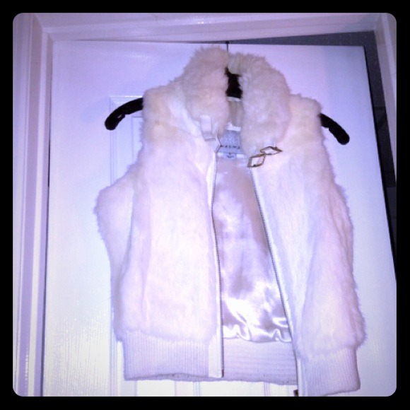!!WILSON'S LEATHER: WHITE FUR VEST WITH POCKETS!❄