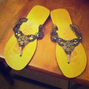 Reduced!! 💜💜Sandals with pretty design.