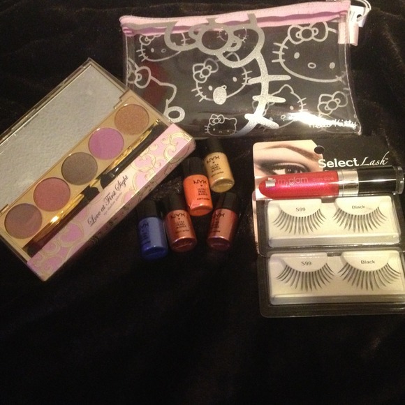 **SOLD** Hello Kitty makeup bag WITH makeup