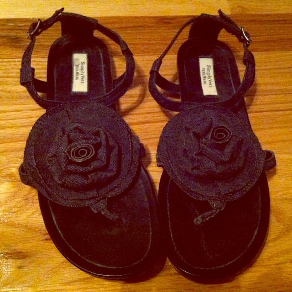Vera Wang ��Denim Rose Sandals��