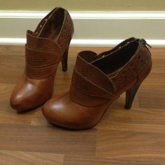 Steve Madden Luxe Bootie 7.5 Tan