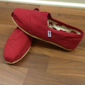 Red TOMS size 8