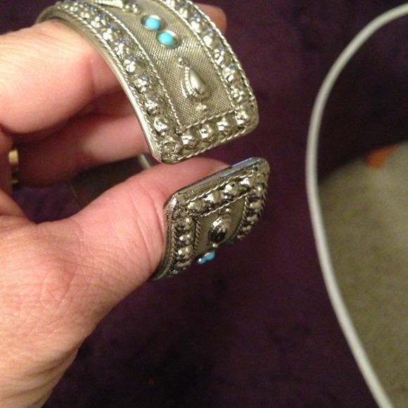 Bohemian style bracelet with turquoise accents. - Picture 2 of 3