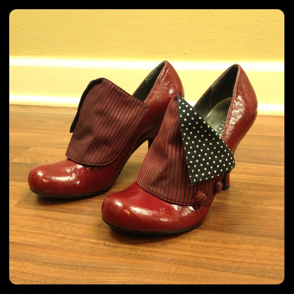 ** Reserved ** Y-not? Red covered heel 7.5