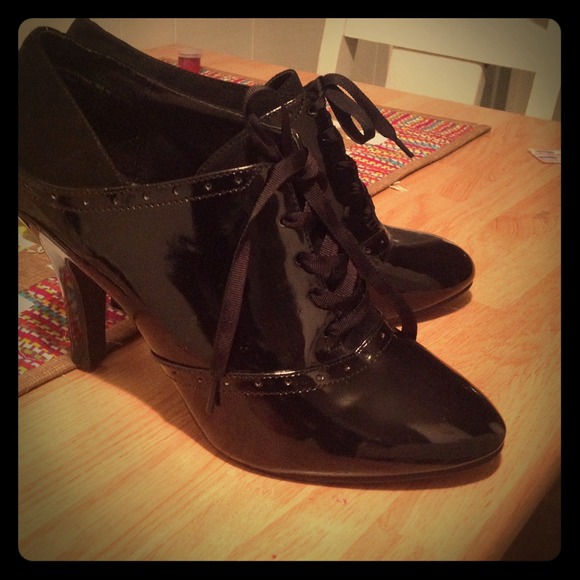 Lace up medium heel black bootees paten leather.