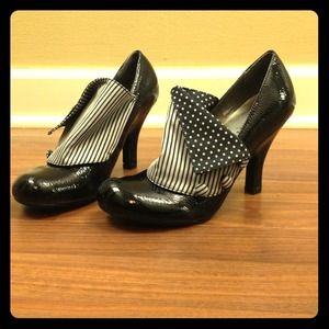 ** Reserved ** Y-not? Black covered heels 7.5
