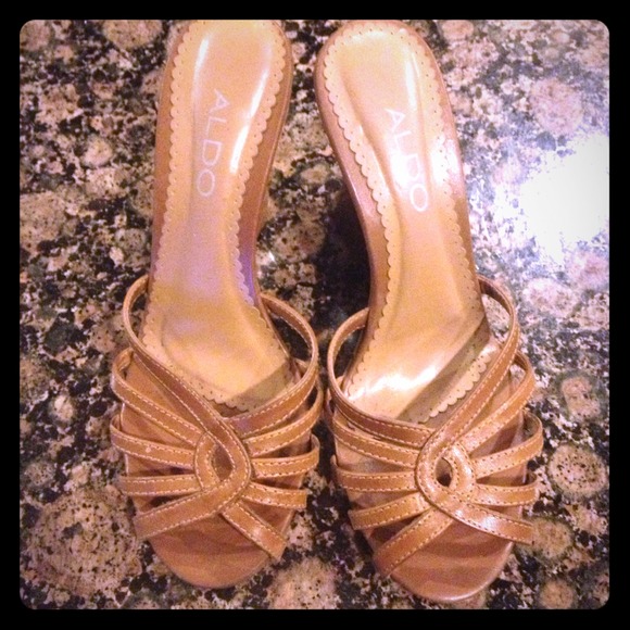 ✂Reduced✂ Brown Aldo wedged sandals.