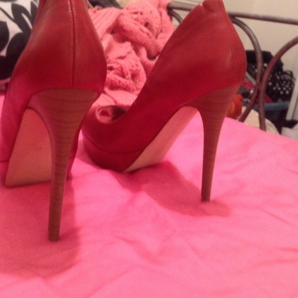 Red pumps - Picture 2 of 2
