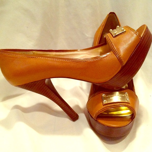 MICHEAL by Michael Kors nameplate Peeptoe