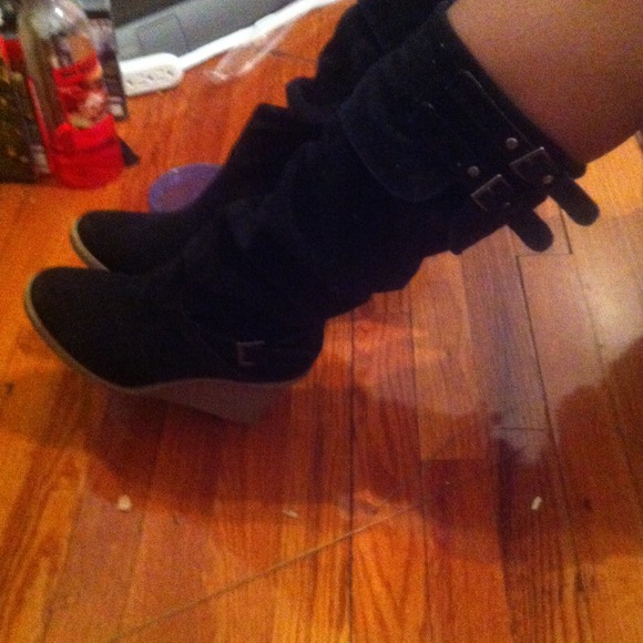 Tall black boots - Picture 2 of 3