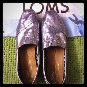 🎀Reserved🎀TOMS Classic Pewter Sequin Shoes 8
