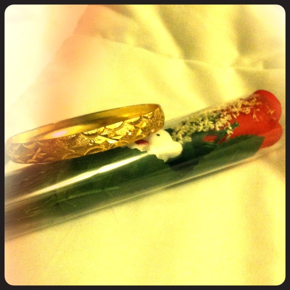 Gold bangle