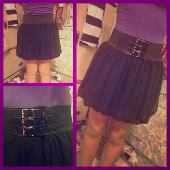 cute black skirt!