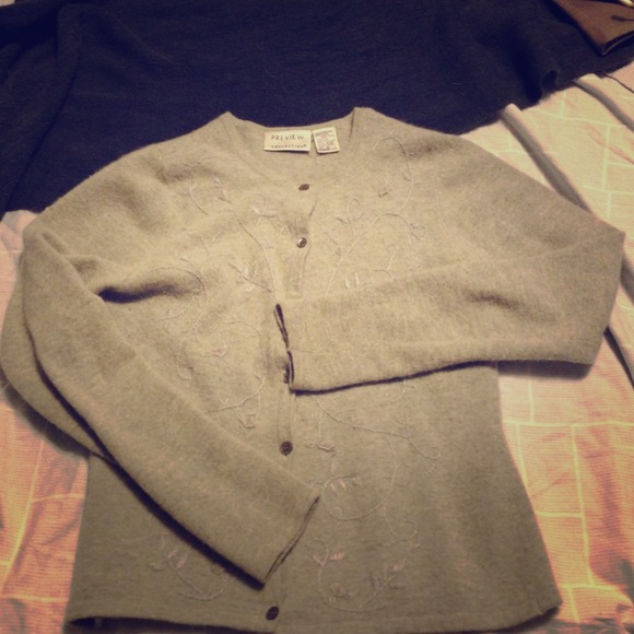Gray cardigan with embroidery.