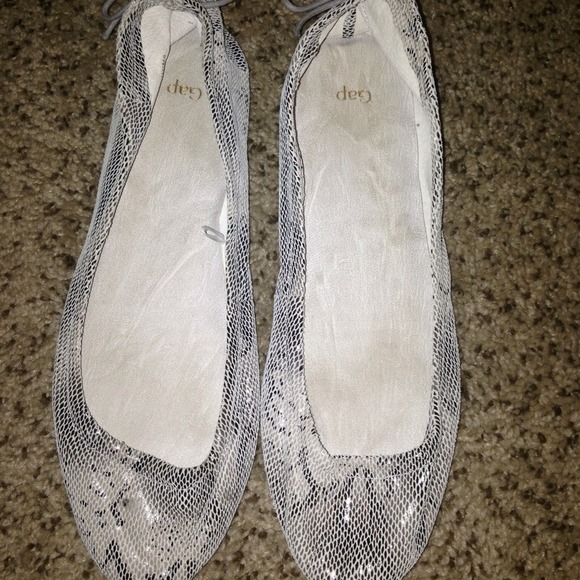 ******SOLD******Gap leather snake print flats
