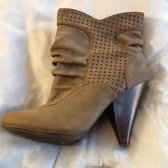SOLD-size 8 1/5